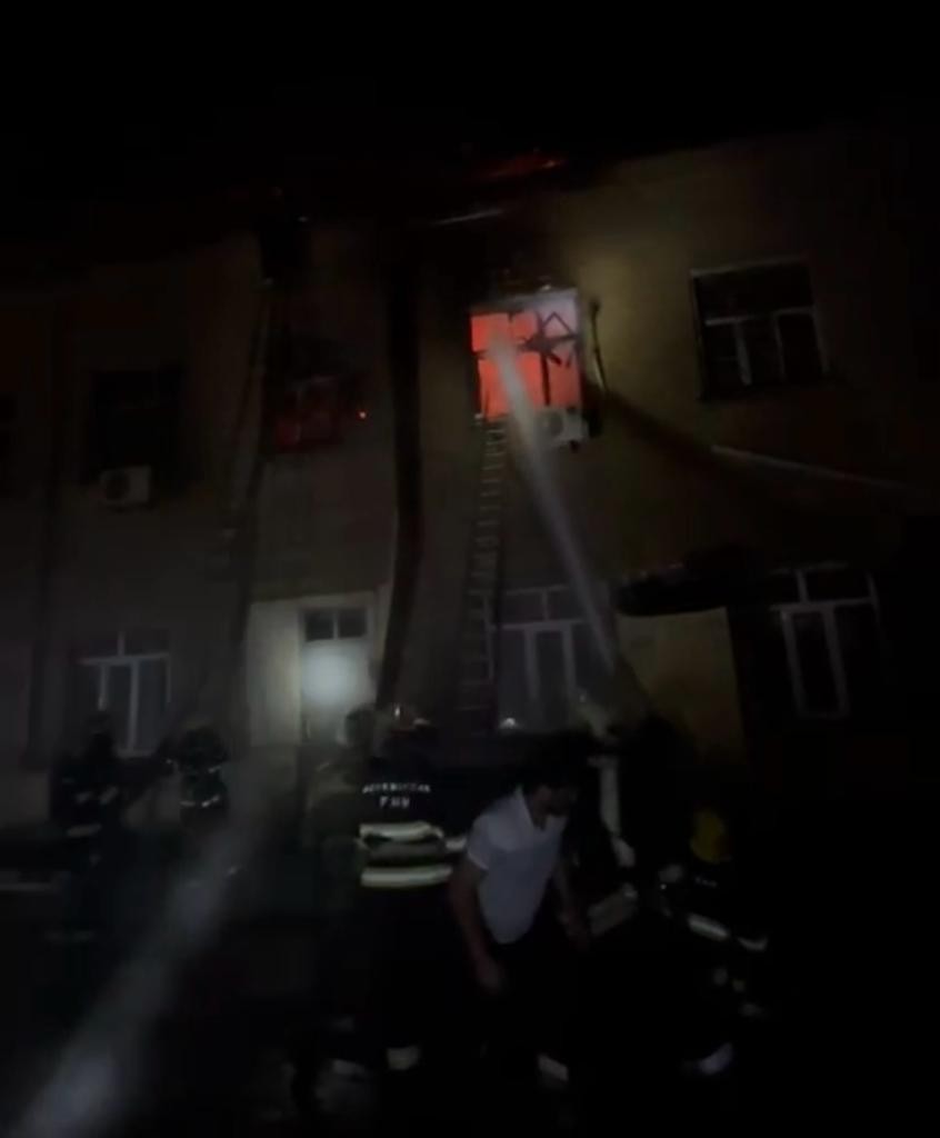 Yataqxanada baş vermiş yanğın söndürüldü - YENİLƏNİB (VİDEO)